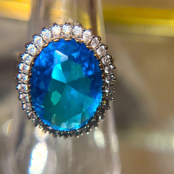 Striking oval 9 carat ocean blue topaz with a cz halo Sterling silver size 7 - Picture 13 of 14